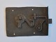 Antikes 
Sargschloss, 
18. Jh. 
Handgeschmiedet.
 12 x 9 cm.
Provenienz: 
Højbjerg Låse 
Service - ...