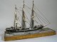 Modellschiff aus Holz, Dreimaster, Dänemark, 19. Jahrhundert .. Auf Holzständer mit geäderten ...