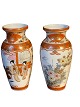 Paar japanische Kutani-Vasen, verziert mit orangefarbenen und goldenen Paneelen mit Motiven von ...