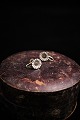 A pair of old 
Marguerit / 
Daisy rings 
with screw in 
silver and 
white enamel. 
Flower Dia.: 
1.2cm.