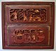 Paar antike chinesische geschnitzte Holztafeln, 19. Jahrhundert, vergoldet. Auf Platte montiert. ...