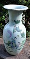 Chinesische Familie vert Baluster vase, Polychrom dekoriert aus dem 19. Jahrhundert. Dekoriert ...