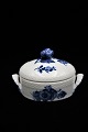 Royal 
Copenhagen Blue 
Flower Braided 
Bonbonniere 
with handle. 
Decoration 
number: 
10/8139. ...