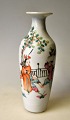 Kleine antike chinesische Vase, famille rose, 19. Jahrhundert Handgemalte Szenen von spielenden ...