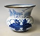 Blau/wei&szlig;e Vase, 19. Jahrhundert. China. Handgemalte Dekorationen mit Pflanzen. Kante und ...