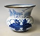 Blau/wei&szlig;e 
Vase, 19. 
Jahrhundert. 
China. 
Handgemalte 
Dekorationen 
mit Pflanzen. 
Kante und ...