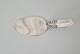 Cake shovel in 
silver 
decorated with 
flowers 
Stamped the 
three towers 
1940 
Length 17.5 
cm.