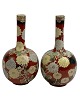Paar schöne 
asiatische 
Vasen, wohl 
japanisch. 20. 
Jahrhundert. 
Eisenglasur mit 
Blumen. Ohne 
...