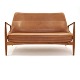 Ib Kofod-Larsen 
zwei Personen 
Sofa aus Teak 
bezogen mit 
patiniertem 
Leder
Design aus dem 
Jahre ...