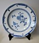 Ein Paar tiefe Teller aus chinesischem Porzellan, ca. 1780. Blau und Weiß. Mit Blumen und ...