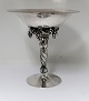 Georg Jensen. 
Sterling (925). 
Weintraubenschale.
 Modell 263. 
Höhe 19 cm. 
Durchmesser 
18,1 cm. ...