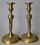 Ein Paar französische Kerzenleuchter aus Bronze, 19. Jh. Fuß und Stiel mit Mustern verziert. H.: ...