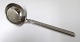 Hans Hansen. 
Sølvbestik. 
Arvesølv no. 
18. Sauceske / 
sovseske. 
Længde 17 cm.