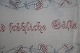 Ein schöner alter Tiscläufer handgestickt
130cm x 30cm
Schöne Farben
Tekst: "Im Hause das Beste sind fröhliche Gäste"
In gutem Stande