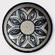 Stougaard, 
Svaneke, Kleine 
Keramikschale, 
mit 
Blumenmotiv, 13 
cm Durchmesser, 
*Guter Zustand*