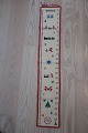 Weinachtskalender
Schön, alter, handgestickter Weihnachtskalender mit Ringen für um die Päckchen 
hangen zu können
Schöne Handarbeit
H: 90cm, B: 16cm
In gutem Zustand
Das antikke dänishe Leinen und Barchent ist unser Sondergebiet wir haben immer 
eine