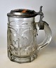 Deutscher Bierkrug aus Glas mit Zinn-/Porzellandeckel, 19. Jahrhundert. Pressglaskrug. ...