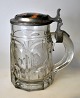 Deutscher 
Bierkrug aus 
Glas mit 
Zinn-
/Porzellandeckel, 
19. 
Jahrhundert. 
Pressglaskrug. 
...