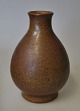 Michael Andersen Vase aus braunem Steinzeug, ca. 1900. Bornholm, Dänemark. Gestempelt. H.: 12 ...