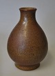 Michael 
Andersen Vase 
aus braunem 
Steinzeug, ca. 
1900. Bornholm, 
Dänemark. 
Gestempelt. H.: 
12 ...