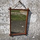Spiegel mit 
Rahmen aus 
Teakholz. 
Dänemark 1960er 
Jahre, Maße: 
54x36 cm. 
Schöner Zustand