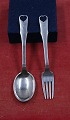 Hans Hansen 
dänisch 
Kinderbesteck 
Taufbesteck aus 
Sterling Silber 
mit Herz.
2tlg. 
Kinderbesteck 
...