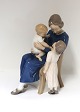 Bing & 
Grondahl. 
Porzellanfigur. 
Trio, Mutter 
mit zwei 
Kindern. Modell 
2262. Höhe 20 
cm. (1 Wahl)