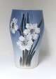 Königliches 
Kopenhagen. 
Vase mit 
Blumenmotiv. 
Modell 
2778-65A. Höhe 
20,5 cm. (1 
Wahl)