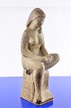Steinzeugfigur des Bildhauers Ejgil Vedel Schmidt (1912-2002) Frau aus Steinzeug, Höhe 32 cm. 13 ...