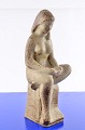 Steinzeugfigur 
des Bildhauers 
Ejgil Vedel 
Schmidt 
(1912-2002) 
Frau aus 
Steinzeug, Höhe 
32 cm. 13 ...