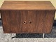 Kleines 
Sideboard aus 
Palisanderfurnier 
mit späteren 
Stahlbeinen. 
Dänische 
Moderne aus den 
...