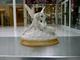 Alabasterfiguren 
auf 
Marmorsockel 
Seraph küsst 
Frau Anno: 19 
jrh