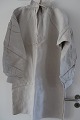 Frauenhemd / Kleid aus gutem FlachsMit langen ärmenEin antikes handgenähtes Frauenhemd/Frauenkleid mit hand gestickten Knoöfler und handgestickten Initialien und das Flachs ist auf den Schültern verstärktDas Kleid hat Keilstücken unter den Armen