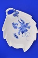 Porzellan, 
Royal 
Copenhagen 
Blaue Blume 
geschweift, 
Blattform 
Platte Nr. 
10/1599 Länge 
22,5 X 18 ...