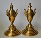 Ein Paar seltene schwedische Vasen-Cassolettes mit bronzenen Kerzenhaltern, Skultuna aus dem 20. ...