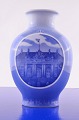 Vase, Königlich 
Porzellan Royal 
Copenhagen. 
Vase mit Motiv 
von Amalienborg 
von Jahr 1941. 
Höhe ...