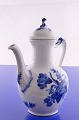 Königliche 
Porzellan Royal 
Copenhagen 
Blaue Blume 
geschweift, 
Kaffeekanne Nr. 
10 /1794. Höhe 
25 ...
