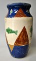 Dänischer Keramiker (20. Jahrhundert): Vase aus rotem Ton. Polychrom dekoriert. Verziert mit ...