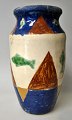 Dänischer 
Keramiker (20. 
Jahrhundert): 
Vase aus rotem 
Ton. Polychrom 
dekoriert. 
Verziert mit 
...