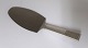 Georg Jensen. 
Silberbesteck 
(925). Relief. 
Kuchenspatel 
mit Stahl. 
Länge 16 cm