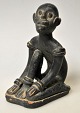 Afrikanische Tonfigur, 19./20. Jahrhundert. Ein sitzender Mann. Schwarz bemalter roter Ton. H.: ...