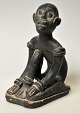 Afrikanische 
Tonfigur, 
19./20. 
Jahrhundert. 
Ein sitzender 
Mann. Schwarz 
bemalter roter 
Ton. H.: ...