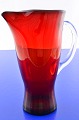 Glashütte 
Holmegaard. 
Schöner roter 
Glaskrug und 
klarer 
Glasgriff, Höhe 
21 cm. 90,0 cl. 
...