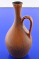 CARL-HARRY 
STALHANE 
(1920-1990) FÜR 
RORSTRAND 
SCHWEDEN. VASE 
IN STEINZEUG 
MIT GLASUR IN 
BRAUNEN ...