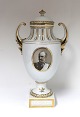 Royal 
Copenhagen. 
Vase. Model # 
2212 Bilder von 
Frederik VIII 
und Königin 
Louise. Höhe 34 
cm. (1 ...