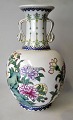 Chinesische handbemalte Porzellanvase, 20. Jahrhundert. Polychrom verziert mit Blumen und ...