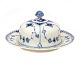 Royal Copenhagen Zwiebelmusster Halbspitze Butterdose 502. 2. Qualität. H: 
9,5cm. D: 17cm