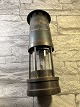 Kleine Lampe 
von Thomas und 
Williams, 
Hersteller 
Aberdare Wales. 
H 25 cm, 
schöner guter 
Zustand