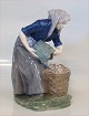 Royal 
Copenhagen 1549 
RC Woman 
collecting 
potatoes Chr. 
Th 1913 27 x 20 
cm 2nd In mint 
and nice ...