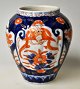 Japanische 
Imari-Vase, 19. 
Jahrhundert. 
Polychrom 
verziert mit 
Blumen und 
Fo-Vogel. H.: 
11,5 cm.